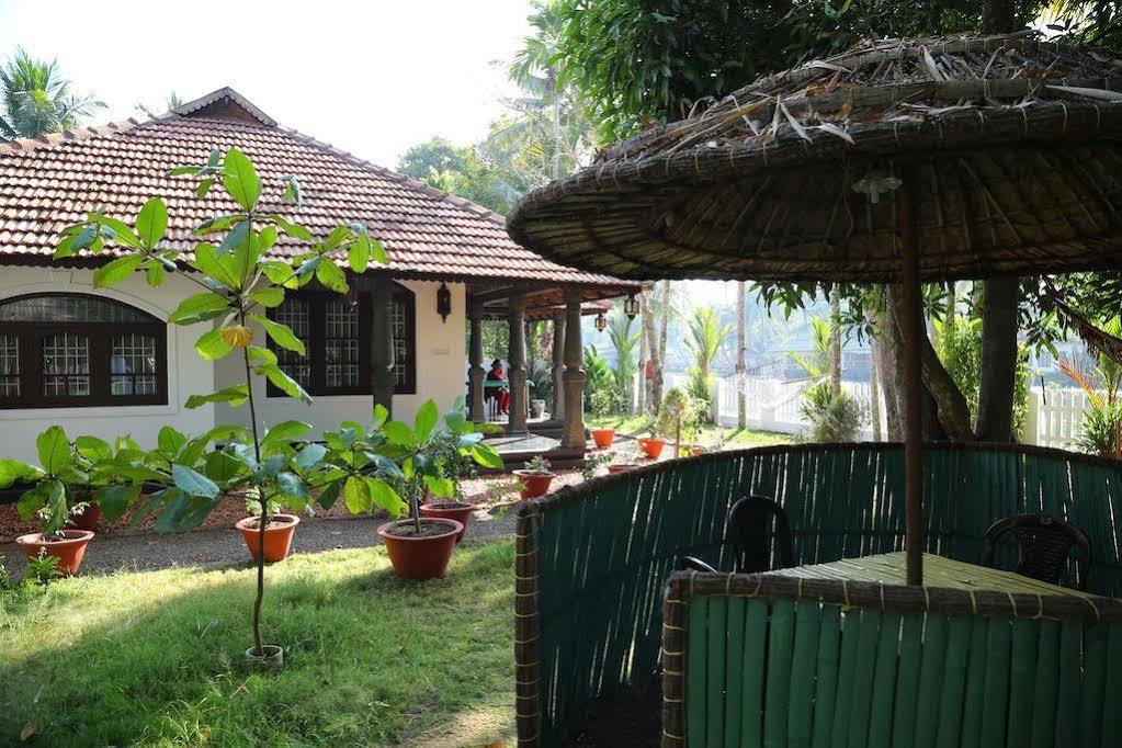 Bamboo Lagoon Backwater Front Resort Alappuzha Eksteriør bilde